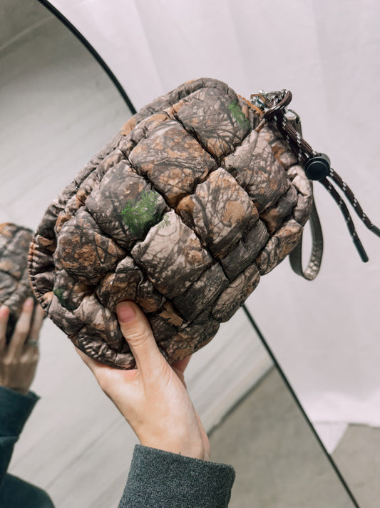Camo mini puffer bag